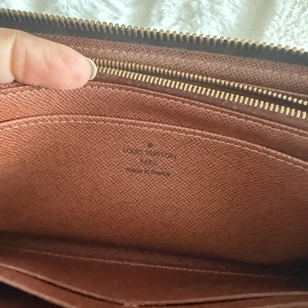 Louis Vuitton wallet/crossbody with 2 chains - Picture 10 of 15